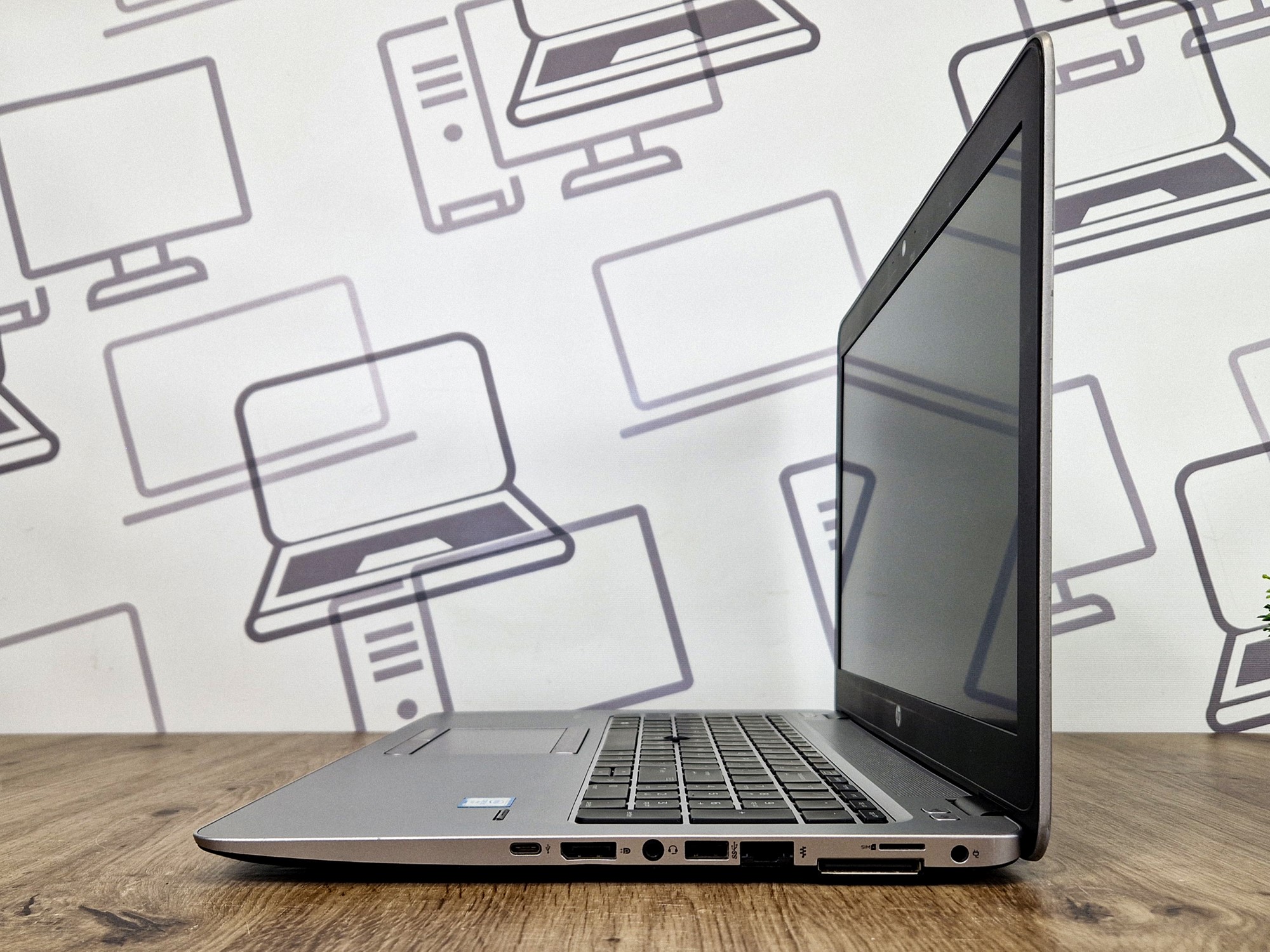 Laptop HP EliteBook 850 G3 uchylony pod kątem z boku, widoczne porty na lewej krawędzi obudowy