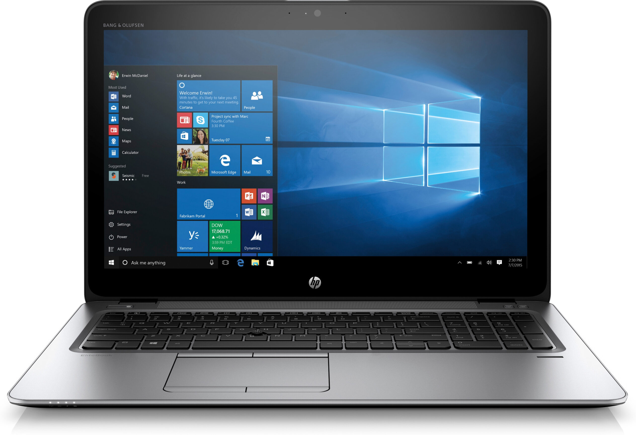 Otwarty laptop HP EliteBook 850 G3 pod kątem z przodu, ekran włączony z pulpitem Windows 10.