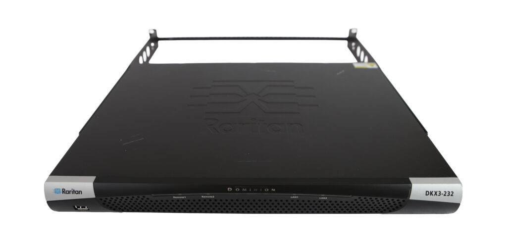 Switch KVM Raritan Dominion KX III z góry, widoczne uszy montażowe do szafy rack i panel przedni z przyciskami i diodami.