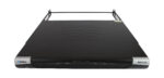 Switch KVM Raritan Dominion KX III z góry, widoczne uszy montażowe do szafy rack i panel przedni z przyciskami i diodami.