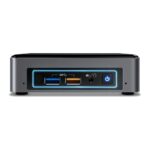 Przedni panel mini komputera Intel NUC z dwoma portami USB, złączem słuchawkowym i podświetlonym na niebiesko przyciskiem zasilania.
