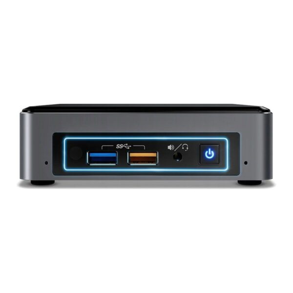 Przedni panel mini komputera Intel NUC z dwoma portami USB, złączem słuchawkowym i podświetlonym na niebiesko przyciskiem zasilania.
