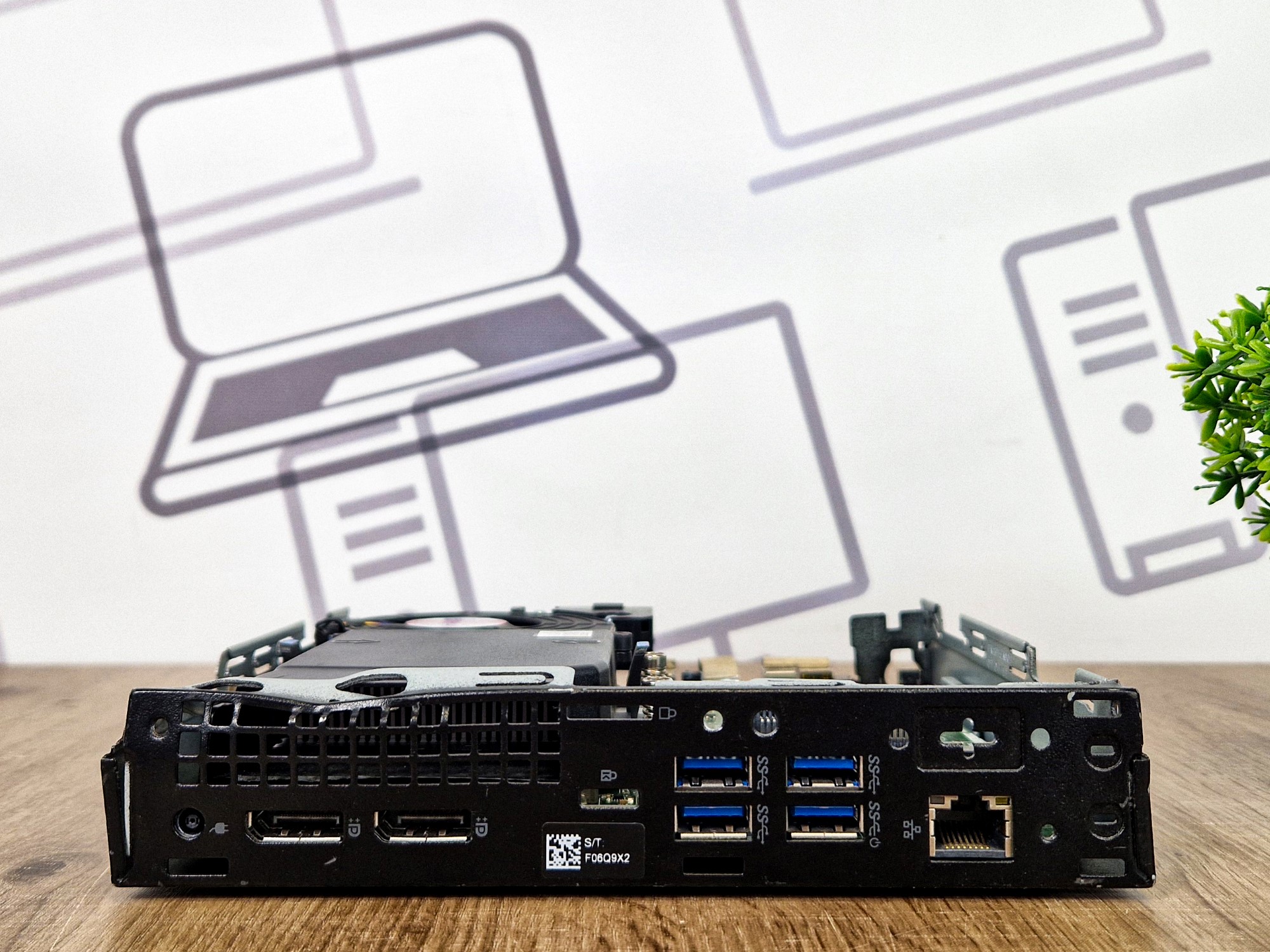 Tylny panel obudowy Dell Optiplex 7060 Tiny z portami USB, złączem sieciowym RJ45 i wyjściami wideo, obudowa otwarta z widoczną płytą główną.